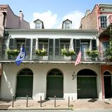 Angelina Jolie und Brad Pitt  Brangelina verkaufen ihr historisches Herrenhaus im französischen Viertel von New Orleans. Das Paar erwarb das Haus 2007 für 3,7 Millionen US-Dollar und versucht nun es für 6,5 Millionen wieder zu verkaufen. Das Gebäude ist Baujahr 1830 und besitzt ...