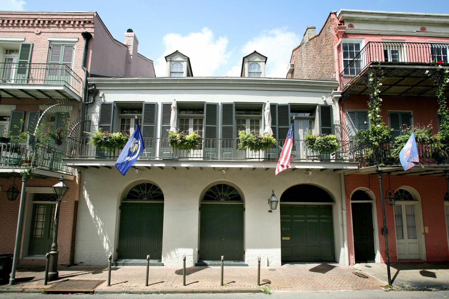 Angelina Jolie und Brad Pitt  Brangelina verkaufen ihr historisches Herrenhaus im französischen Viertel von New Orleans. Das Paar erwarb das Haus 2007 für 3,7 Millionen US-Dollar und versucht nun es für 6,5 Millionen wieder zu verkaufen. Das Gebäude ist Baujahr 1830 und besitzt ...