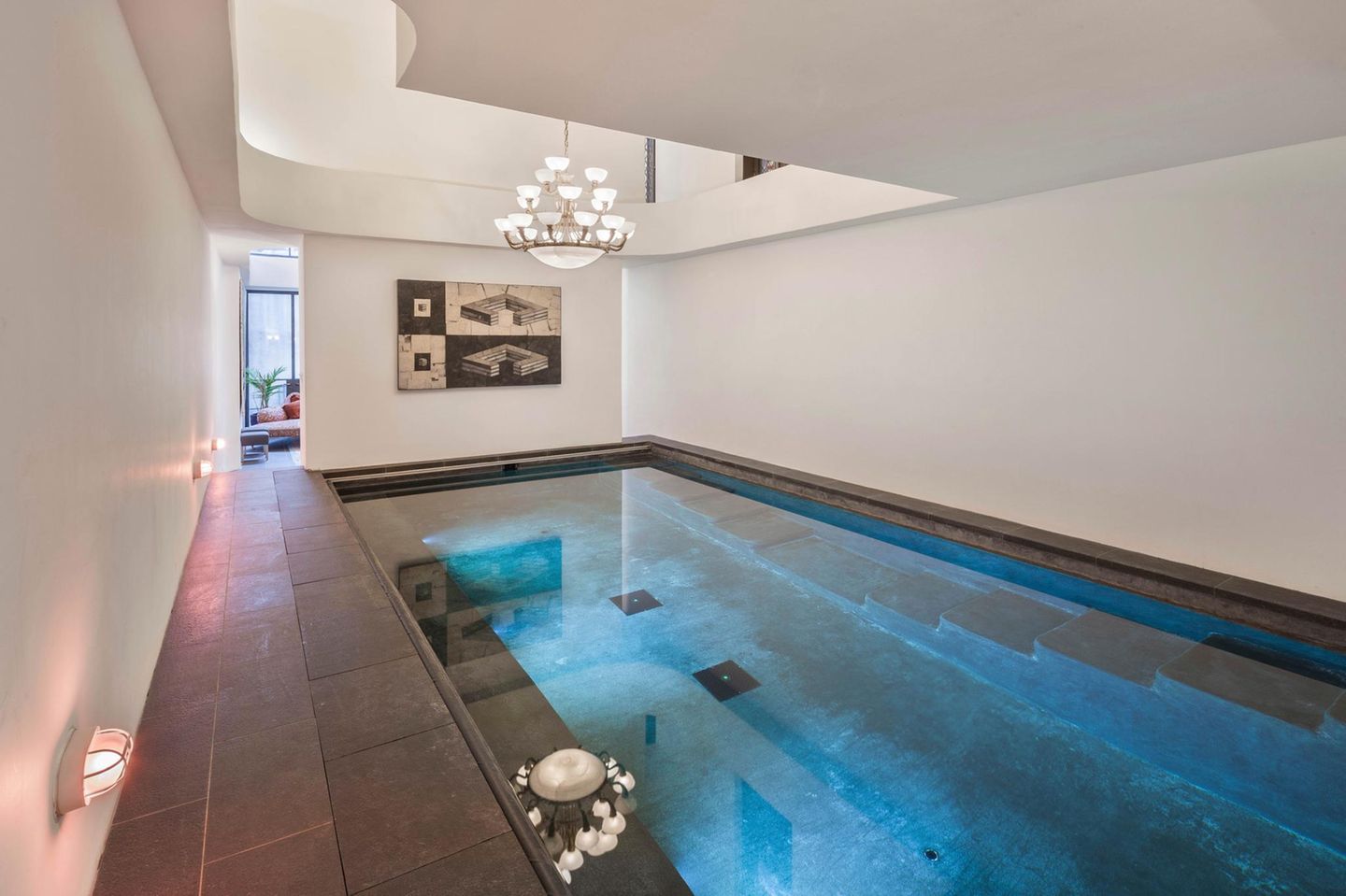 Ungewöhnlich für eine Immobilie mitten in New York ist der Indoor-Pool.