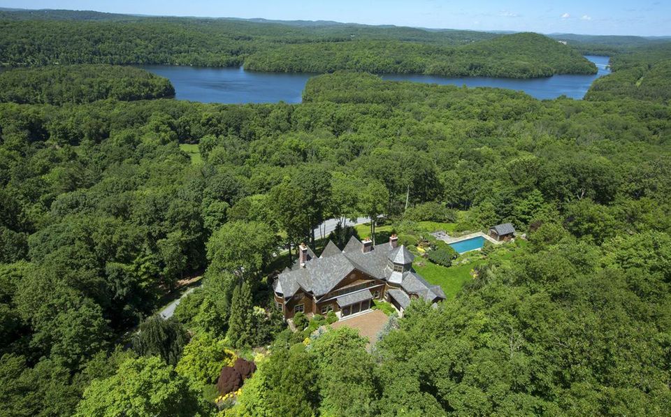 Bruce Willis und Emma Heming Der Schauspieler und seine Ehefrau liebes es Grün. Sie leben umgeben von Wald in den "Hudson Highlands" bei Bedford. Bruce Willis und Emma Heming Der Schauspieler und seine Ehefrau liebes es Grün. Sie leben umgeben von Wald in den "Hudson Highlands" bei Bedford.