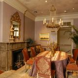 Angelina Jolie und Brad Pitt  ... acht Schlafzimmer, fünf Badezimmer und einen großen Innenhof mit separatem Gästehaus. Man kann sich bildlich vorstellen, wie das Paar im Esszimmer mit seinen sechs Kindern dinierte.