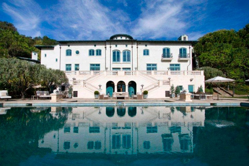 Robin Williams Schon vor seinem Tod im August 2014 wollte Robin Williams sein Weingut im Napa Valley verkaufen. Durch sein Verscheiden sinkt nun der Wert des Anwesens. Der Schauspieler ließ das Haus mit Nebengebäuden erst 2003 bauen. Robin Williams Schon vor seinem Tod im August 2014 wollte Robin Williams sein Weingut im Napa Valley verkaufen. Durch sein Verscheiden sinkt nun der Wert des Anwesens. Der Schauspieler ließ das Haus mit Nebengebäuden erst 2003 bauen.