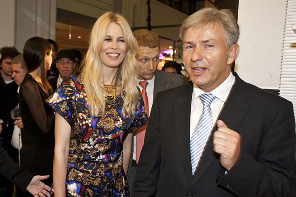 Zusammen mit Berlins Bürgermeister Klaus Wowereit macht Claudia Schiffer einen Bummel durchs KaDeWe. Zusammen mit Berlins Bürgermeister Klaus Wowereit macht Claudia Schiffer einen Bummel durchs KaDeWe.