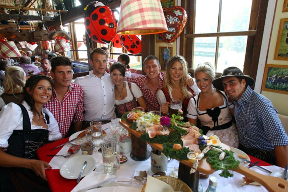 Traditioneller Wiesn-Besuch des FC Bayern München: Mario Gomez, Manuel Neuer, Bastian Schweinsteiger und Philipp Lahm lassen sic