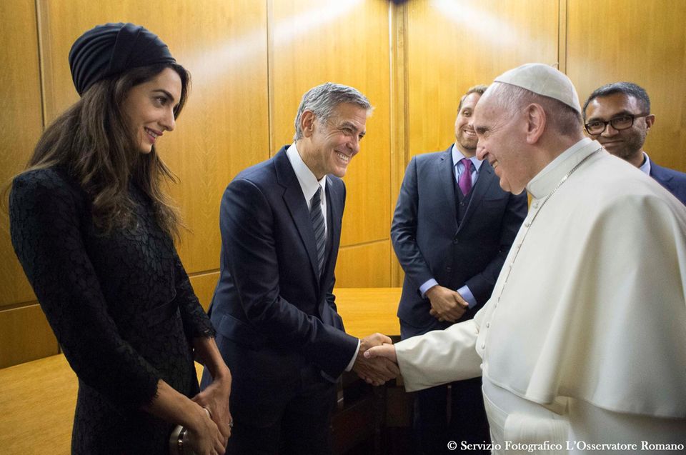 29. Mai 2016: Amal und George Clooney treffen im Vatikan während eines Meetings der "Scholas Occurrentes" auf Papst Franziskus.