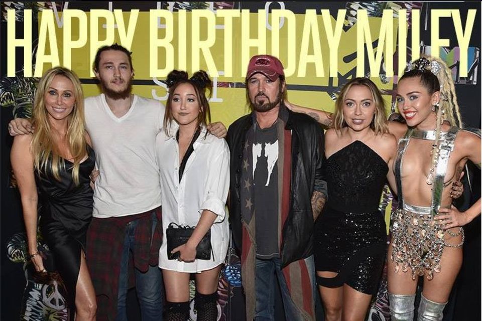 23. November 2015: Billy Ray Cyrus gratuliert seiner Tochter Miley mit diesem Familienbild zu ihrem 23. Geburtstag.
