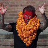 6. November 2015: Er ist für jeden Spaß zu haben: David Beckham kickt im nepalesischen Bhaktapur, um Spenden für die UNICEF zu sammeln. Dabei sieht der Fußballstar herrlich bunt aus.