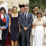 Gruppenfoto vor Chateau de la Grange: Prinzessin Victoria und Prinz Daniel werden von Jean-Louis Moutin (r), Bürgermeister von S