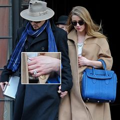 Johnny Depp und Amber Heard  Nur wenige Tage nach ihrer Verlobungsparty zeigen sich Johnny Depp und Amber Heard Händchen haltend in New York. Dabei ist das Paar mit blauen Accessoires modisch aufeinander abgestimmt. Auch Amber Heards Verlobungsring ist zu sehen.