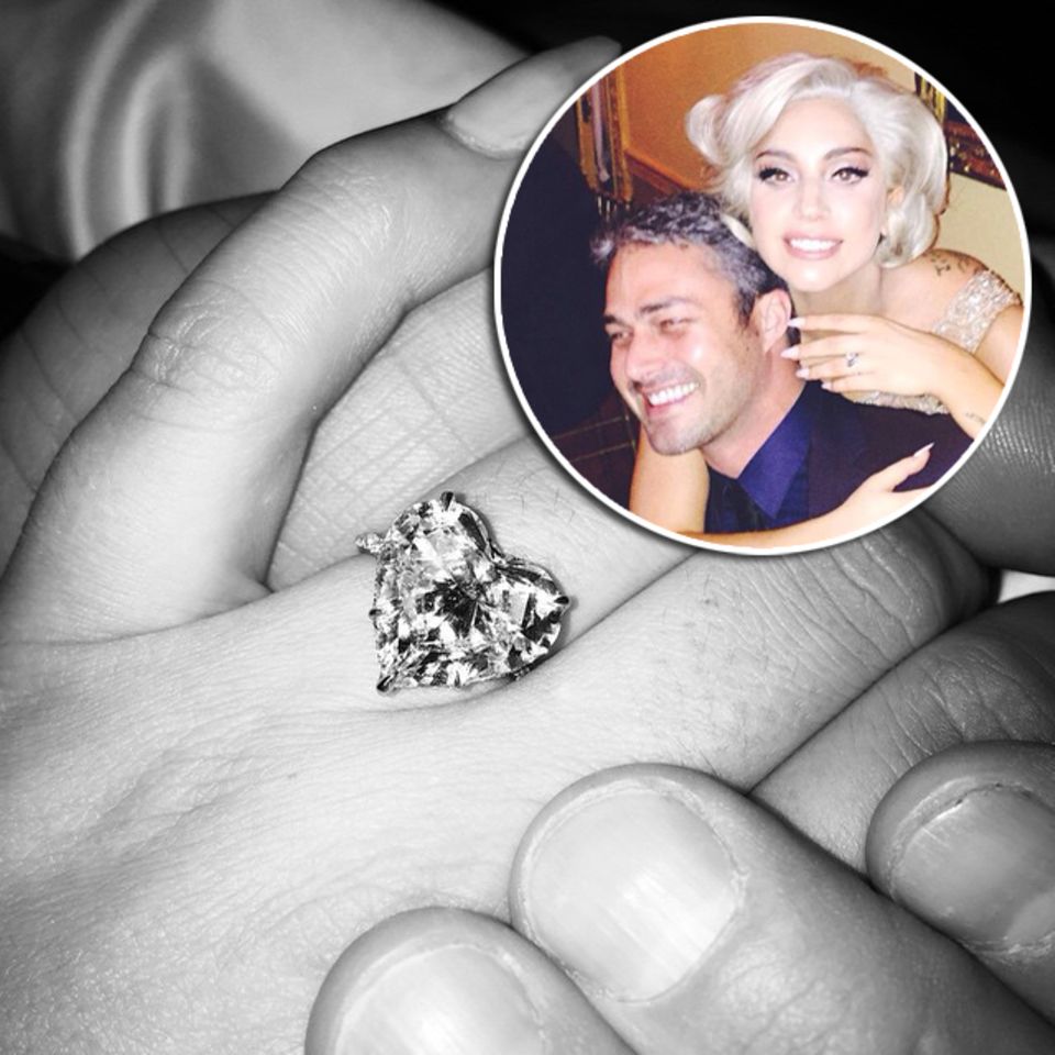 Lady GaGa und Taylor Kinney Lady Gaga zeigt ihren Verlobungsring bei Instagram und schriebt dazu: "Er hat mir am Valentinstag sein Herz geschenkt und ich habe JA gesagt!". Taylor Kinney und die Sängerin sind seit vier Jahren ein Paar. Entworfen ist der Ring von der Schmuckdesignerin Lorraine Schwartz, und mit 6 Karat ein Schwergewicht unter den edlen Steinen. Auch der Preis lässt sich sehen, man munkelt er ist ca 500.000 Euro wert. Lady GaGa und Taylor Kinney Lady Gaga zeigt ihren Verlobungsring bei Instagram und schriebt dazu: "Er hat mir am Valentinstag sein Herz geschenkt und ich habe JA gesagt!". Taylor Kinney und die Sängerin sind seit vier Jahren ein Paar. Entworfen ist der Ring von der Schmuckdesignerin Lorraine Schwartz, und mit 6 Karat ein Schwergewicht unter den edlen Steinen. Auch der Preis lässt sich sehen, man munkelt er ist ca 500.000 Euro wert.