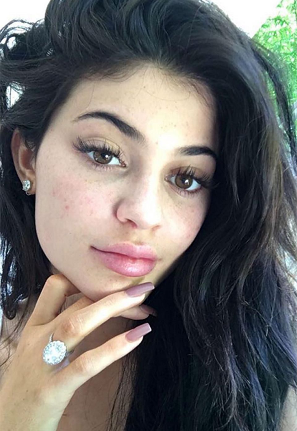 Ist das etwa ein Verlobungsring? Kylie Jenner heizt die Gerüchte um eine mögliche Verlobung mit ihrem Freund Tyga immer wieder an, in dem sie diesen Glitzer-Klunker immer wieder offensiv auf Snapchat oder Instagram präsentiert. Wir dürfen gespannt sein! Ist das etwa ein Verlobungsring? Kylie Jenner heizt die Gerüchte um eine mögliche Verlobung mit ihrem Freund Tyga immer wieder an, in dem sie diesen Glitzer-Klunker immer wieder offensiv auf Snapchat oder Instagram präsentiert. Wir dürfen gespannt sein!