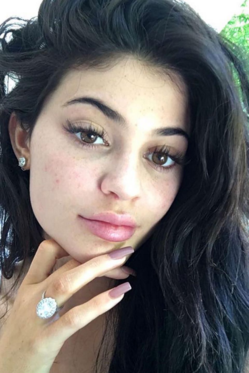 Ist das etwa ein Verlobungsring? Kylie Jenner heizt die Gerüchte um eine mögliche Verlobung mit ihrem Freund Tyga immer wieder an, in dem sie diesen Glitzer-Klunker immer wieder offensiv auf Snapchat oder Instagram präsentiert. Wir dürfen gespannt sein! Ist das etwa ein Verlobungsring? Kylie Jenner heizt die Gerüchte um eine mögliche Verlobung mit ihrem Freund Tyga immer wieder an, in dem sie diesen Glitzer-Klunker immer wieder offensiv auf Snapchat oder Instagram präsentiert. Wir dürfen gespannt sein!