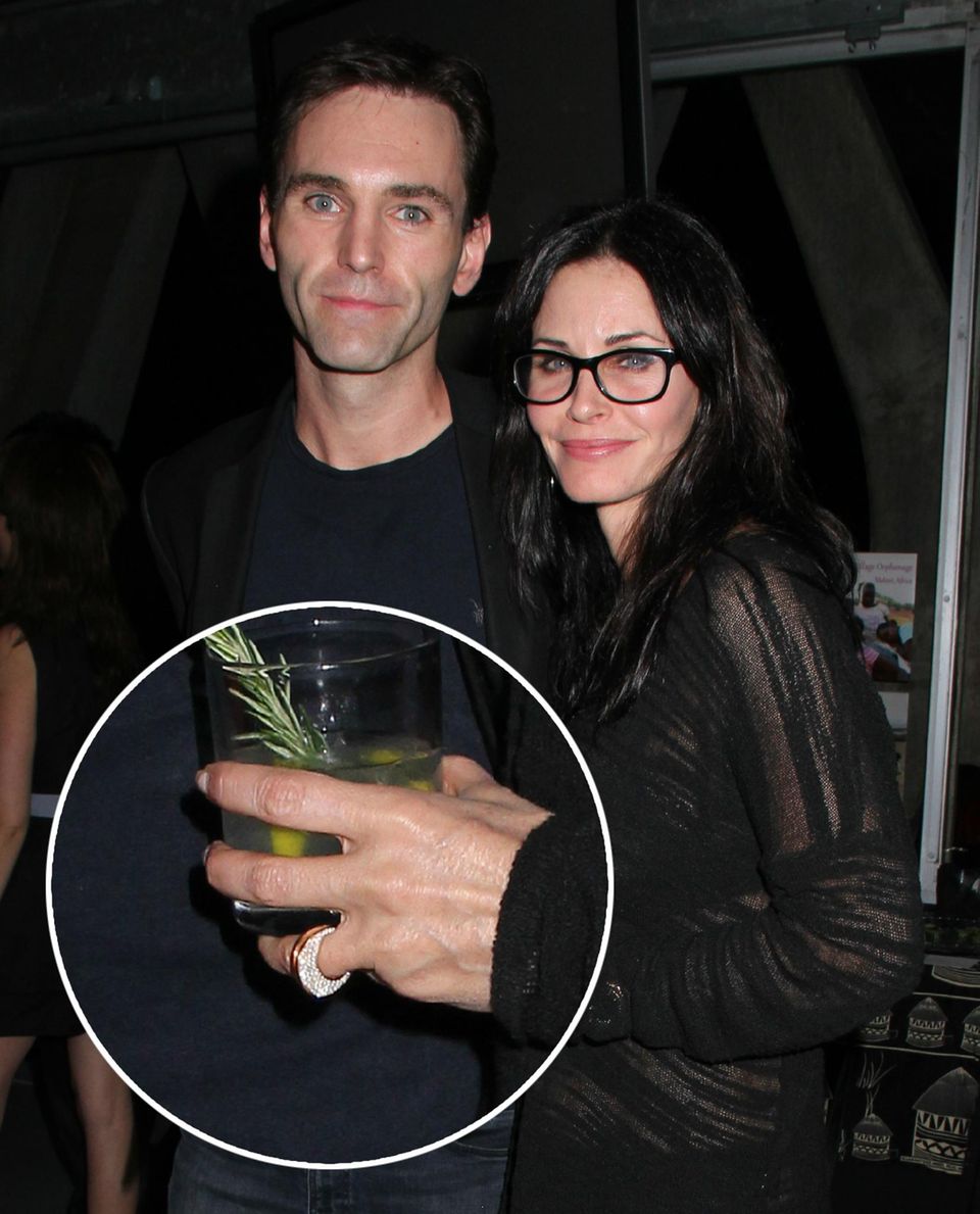 Courteney Cox und Johnny McDaid Völlig schnörkellos haben sie die Nachricht mit der Welt geteilt: Courteney Cox und der "Snow Patrol"-Musiker Johnny McDaid sind verlobt. Zu einem Foto, das ihre Gesichter in Nahaufnahme zeigt, schrieb die Schauspielerin auf ihrem Twitteraccount: "Ich bin mit ihm verlobt!" Das Paar ist seit nur acht Monaten in einer Beziehung und seitdem unzertrennlich. Courteney Cox und Johnny McDaid Völlig schnörkellos haben sie die Nachricht mit der Welt geteilt: Courteney Cox und der "Snow Patrol"-Musiker Johnny McDaid sind verlobt. Zu einem Foto, das ihre Gesichter in Nahaufnahme zeigt, schrieb die Schauspielerin auf ihrem Twitteraccount: "Ich bin mit ihm verlobt!" Das Paar ist seit nur acht Monaten in einer Beziehung und seitdem unzertrennlich.