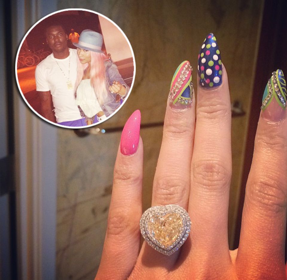 Nicki Minaj und Meek Mill Zum 1. April blödelte R&B-Star Nicki Minaj noch auf einem "Hochzeitsfoto" mit Lady Dis Neffen Louis Spencer. Jetzt scheint die Musikerin wirklich ernst zu machen, wenn auch nicht mit dem adeligen Beau. Sondern mit Rapper Meek Mill. In diese Richtung lassen sich zumindest die jüngsten Twitter- und Instagram-Posts Minajs deuten. Darauf zeigt die Musikerin einen funkelnden Ring. Nicki Minaj und Meek Mill Zum 1. April blödelte R&B-Star Nicki Minaj noch auf einem "Hochzeitsfoto" mit Lady Dis Neffen Louis Spencer. Jetzt scheint die Musikerin wirklich ernst zu machen, wenn auch nicht mit dem adeligen Beau. Sondern mit Rapper Meek Mill. In diese Richtung lassen sich zumindest die jüngsten Twitter- und Instagram-Posts Minajs deuten. Darauf zeigt die Musikerin einen funkelnden Ring.