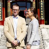 Das Kronprinzenpaar posiert vor dem Sommerpalast in Peking. Dabei sieht Prinz Daniel etwas angespannt aus. Prinzessin Victoria v