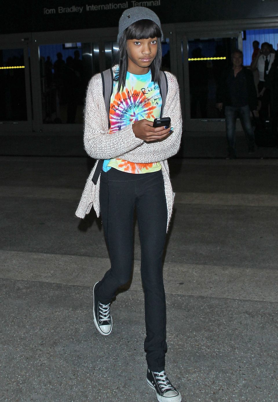 Wie ein ganz normaler Teenager sieht Willow beim Verlassen des Flughafens Los Angeles aus. Während andere Kinder jeden Tag Jeans und T-Shirt tragen, greift die Tochter von Will Smith und Jada Pinkett-Smith meist zu auffälligeren Outfits.