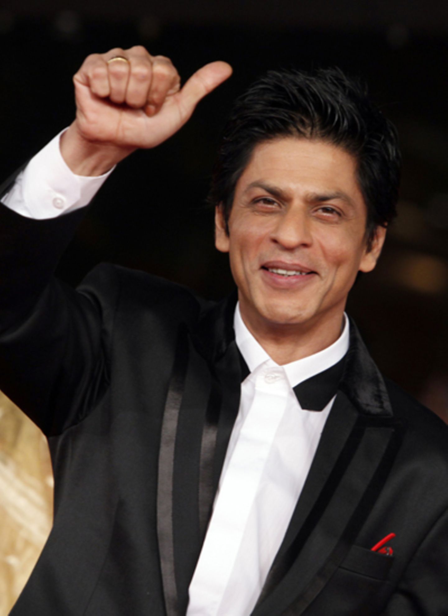 Daumen hoch! Shah Rukh Khan gefällt es auf der Premiere seines Films "My Name Is Khan".