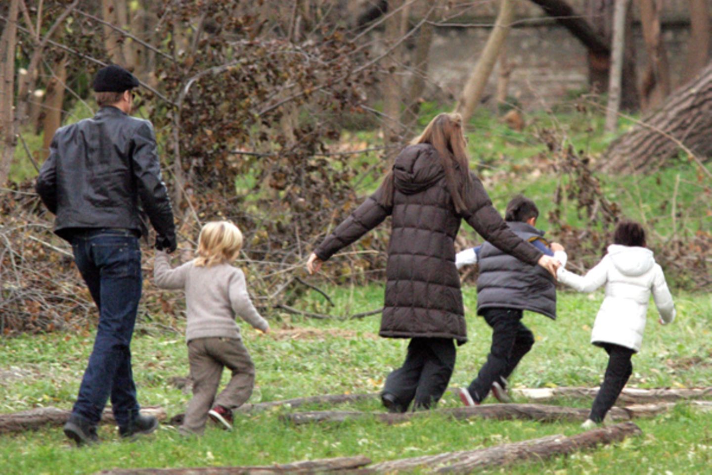Hand in Hand laufen Brad und Angelina mit ihren drei Kids über die Baumstämme.