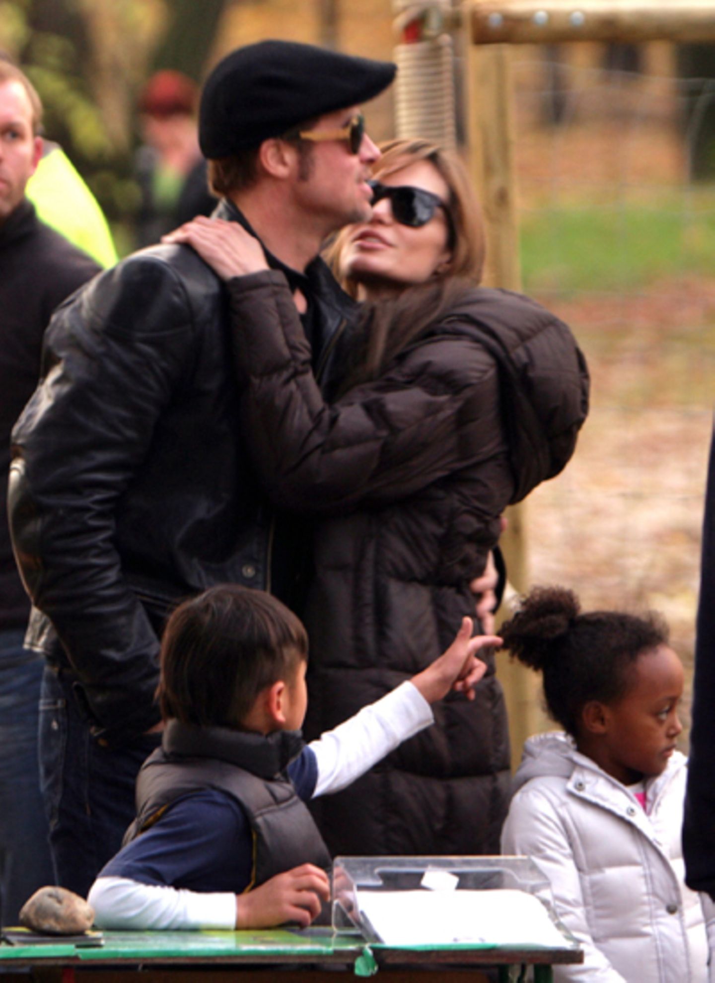 Während die Kinder beschäftigt und abgelenkt sind, nutzen Brad Pitt und Angelina Jolie eine freie Minute zum Kuscheln.