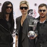 "30 Seconds to Mars" um Sänger Jared Leto (m.) präsentieren ihre gewonnene Trophäe.