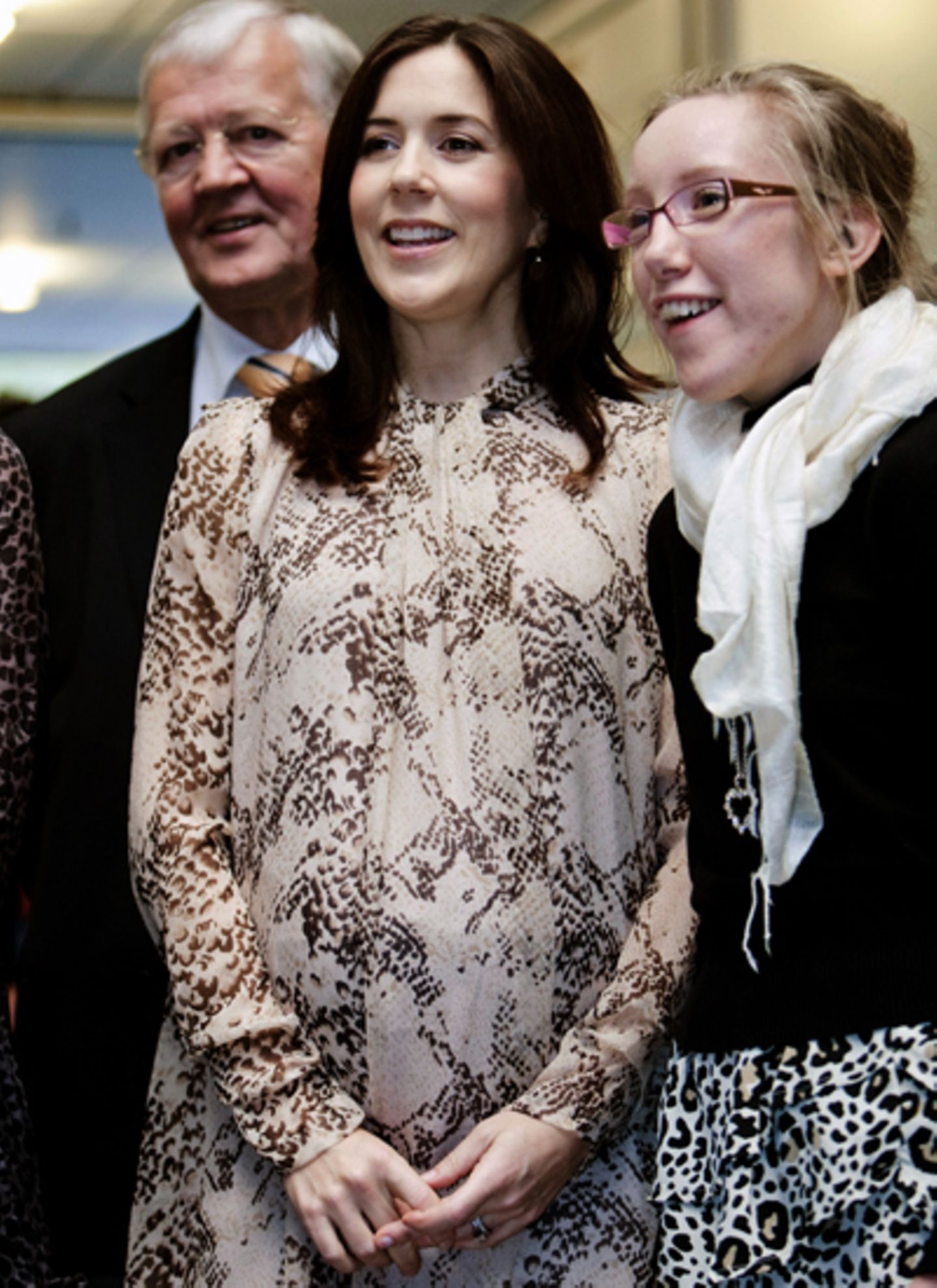 6. November 2010: Unter dem wenig figurbetonenden Kleid verschwindet Marys Zwillingsbauch fast vollständig.