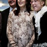 6. November 2010: Unter dem wenig figurbetonenden Kleid verschwindet Marys Zwillingsbauch fast vollständig.