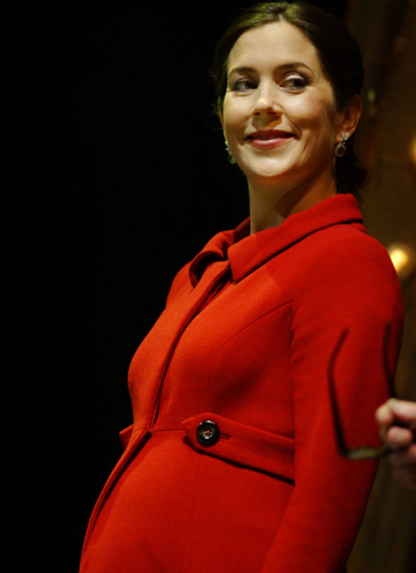 2. November: Schaut alle her: Stolz präsentiert Prinzessin Mary im signalroten Mantel ihren Zwillingsbauch.