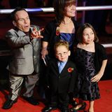Warwick Davis bringt seine Familie mit zur Filmpremiere.