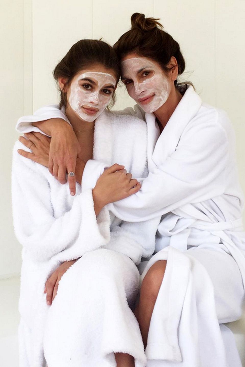 "Girls Day!" Cindy Crawford und ihre bezaubernde Tochter Kaia genießen einen gemeinsamen Beauty-Tag und sind mit Gesichtsmaske und weißen Bademänteln kaum noch auseinanderzuhalten.