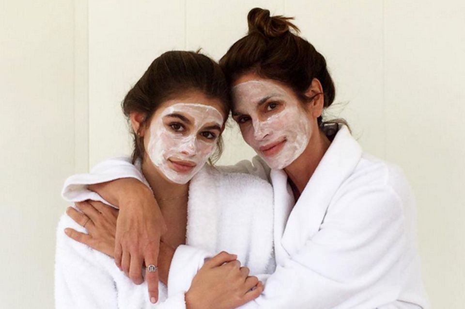 Lifestyle-Tipp: "Girls Day!" Cindy Crawford und ihre bezaubernde Tochter Kaia genießen einen gemeinsamen Beauty-Tag und sind mit Gesichtsmaske und weißen Bademänteln kaum noch auseinanderzuhalten. "Girls Day!" Cindy Crawford und ihre bezaubernde Tochter Kaia genießen einen gemeinsamen Beauty-Tag und sind mit Gesichtsmaske und weißen Bademänteln kaum noch auseinanderzuhalten.