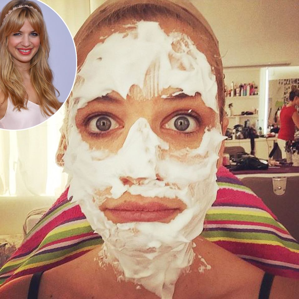 Am 7. September startet die neue "Sat.1"-Daily-Serie "Mila" mit TV-Star Susan Sideropoulos in der Hauptrolle. Auf Instagram gewehrt die Schauspielerin einen Blick hinter die Kulissen, genauer gesagt in die Maske und rät: #abschminken #nicht #vergessen. Am 7. September startet die neue "Sat.1"-Daily-Serie "Mila" mit TV-Star Susan Sideropoulos in der Hauptrolle. Auf Instagram gewehrt die Schauspielerin einen Blick hinter die Kulissen, genauer gesagt in die Maske und rät: #abschminken #nicht #vergessen.