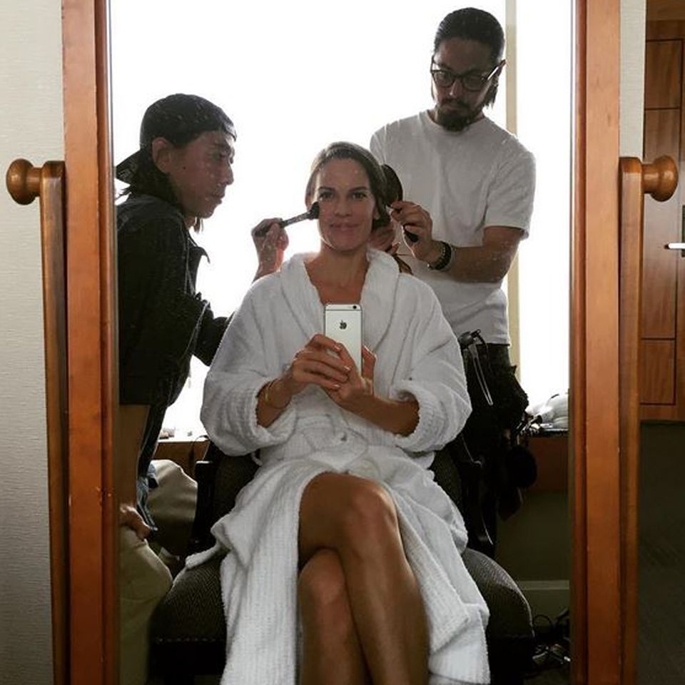 Hilary Swank kann gleich auf vier helfende Hände in Sachen Styling vertrauen. Vor ihrem großen Auftritt beim Filmfestival in Tokio lässt sie sich von ihren beiden Make-up-Artists aufhübschen. Hilary Swank kann gleich auf vier helfende Hände in Sachen Styling vertrauen. Vor ihrem großen Auftritt beim Filmfestival in Tokio lässt sie sich von ihren beiden Make-up-Artists aufhübschen.