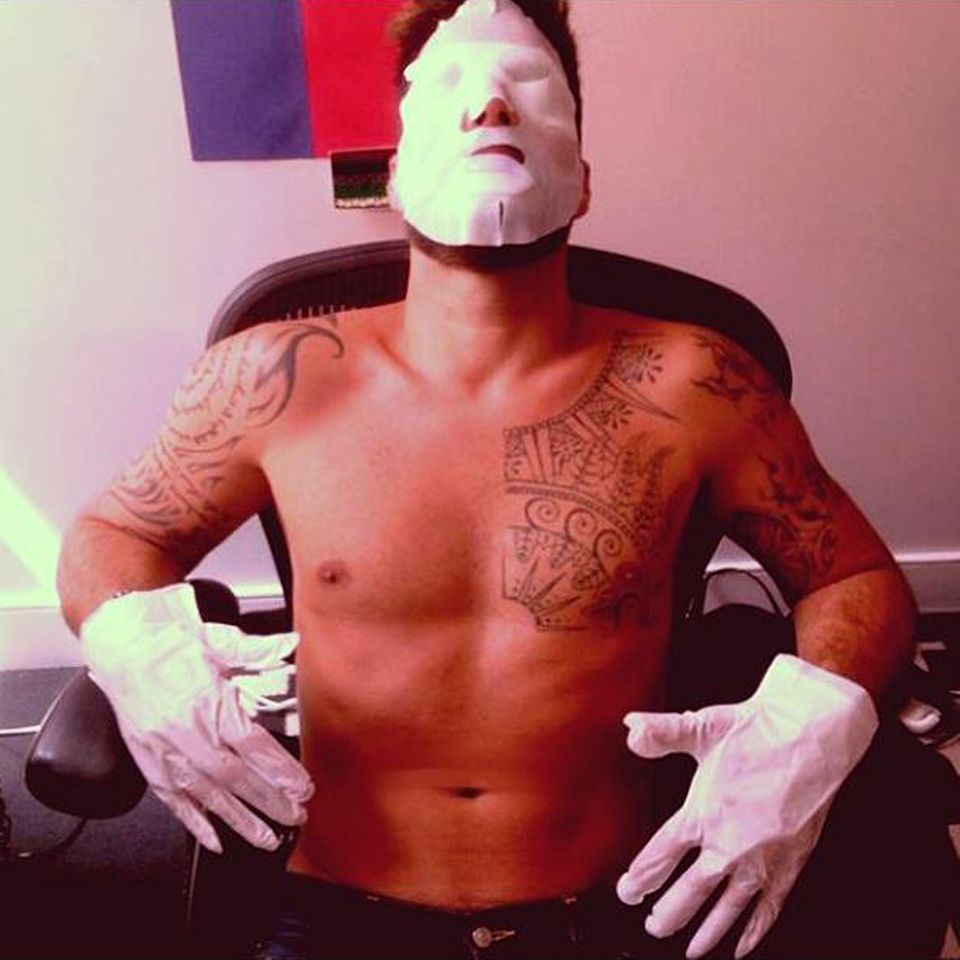 Unter der aufgelegten Gesichtsmaske verbirgt sich der Latino-Schönling Ricky Martin, der sich zur Beauty-Behandlung auch gleichzeitig seine Lippen und Hände maskieren lässt. Unter der aufgelegten Gesichtsmaske verbirgt sich der Latino-Schönling Ricky Martin, der sich zur Beauty-Behandlung auch gleichzeitig seine Lippen und Hände maskieren lässt.