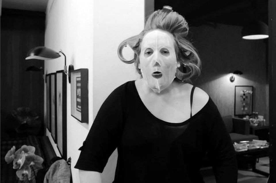 "Ich bin so aufgewacht": Sängerin Adele scheint noch imemr großen Spaß an kleinen Scherzen zu haben. Mit Vlies-Beautymaske posiert sie in ihrem Hotelzimmer für einen Handyschnappschuss. "Ich bin so aufgewacht": Sängerin Adele scheint noch imemr großen Spaß an kleinen Scherzen zu haben. Mit Vlies-Beautymaske posiert sie in ihrem Hotelzimmer für einen Handyschnappschuss.