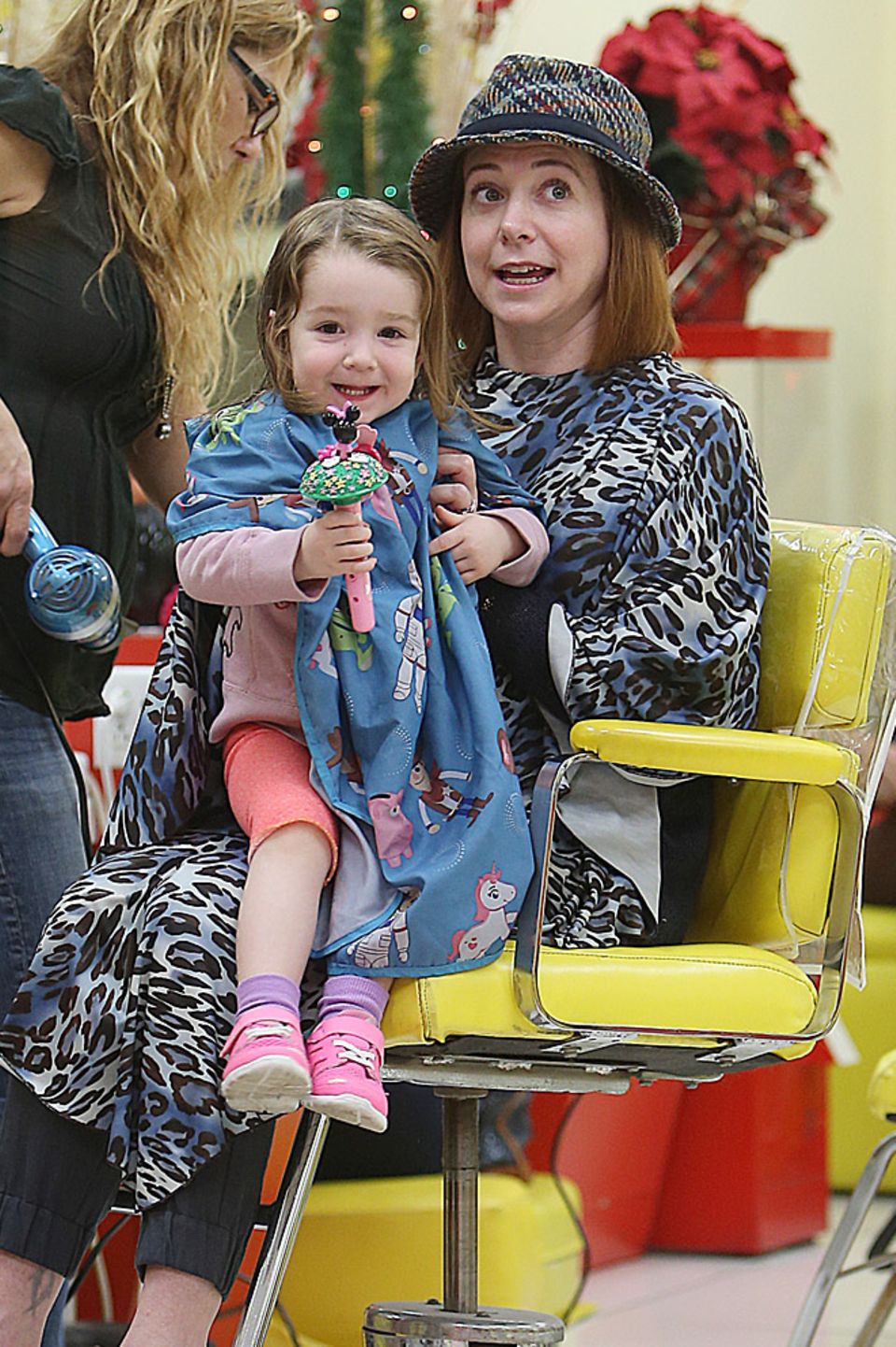 Schnipp, schnapp... Auf dem Schoß von Mama Alyson Hannigan macht der kleinen Keeva das Haareschneiden und Fönen noch mehr Spaß. Schnipp, schnapp... Auf dem Schoß von Mama Alyson Hannigan macht der kleinen Keeva das Haareschneiden und Fönen noch mehr Spaß.