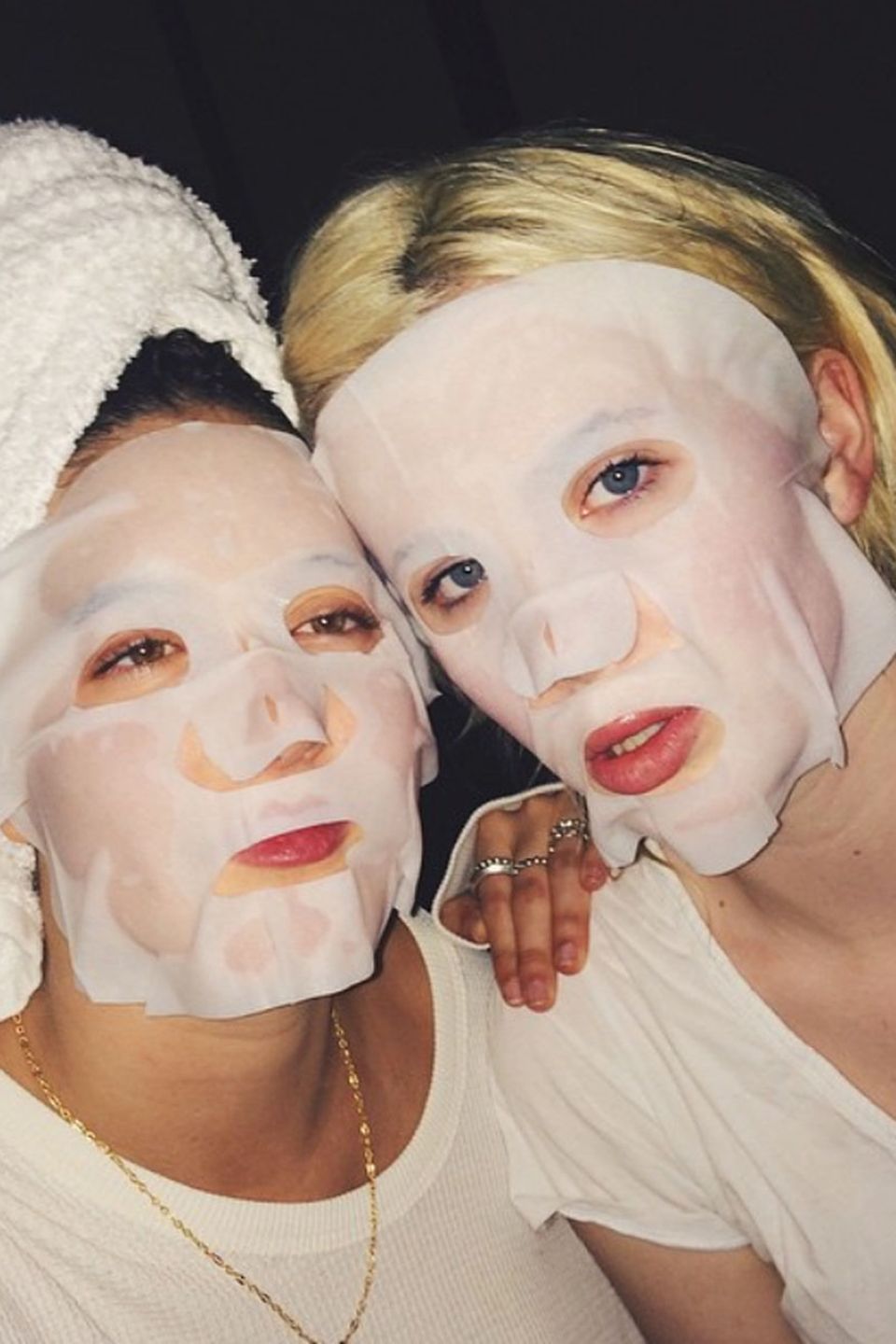 Ireland Baldwin (r.) schwört auf Collagen-Masken, und zusammen mit einer Freundin zeigt sie ihren Instagram-Fans, wie bezaubernd sie damit aussieht. Ireland Baldwin (r.) schwört auf Collagen-Masken, und zusammen mit einer Freundin zeigt sie ihren Instagram-Fans, wie bezaubernd sie damit aussieht.