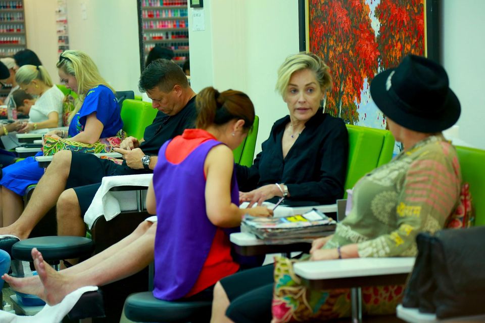 Die Schauspielerin Sharon Stone verbringt einen Wellnesstag in Beverly Hills und gönnt sich eine Maniküre und Pediküre-Behandlung. Die Schauspielerin Sharon Stone verbringt einen Wellnesstag in Beverly Hills und gönnt sich eine Maniküre und Pediküre-Behandlung.