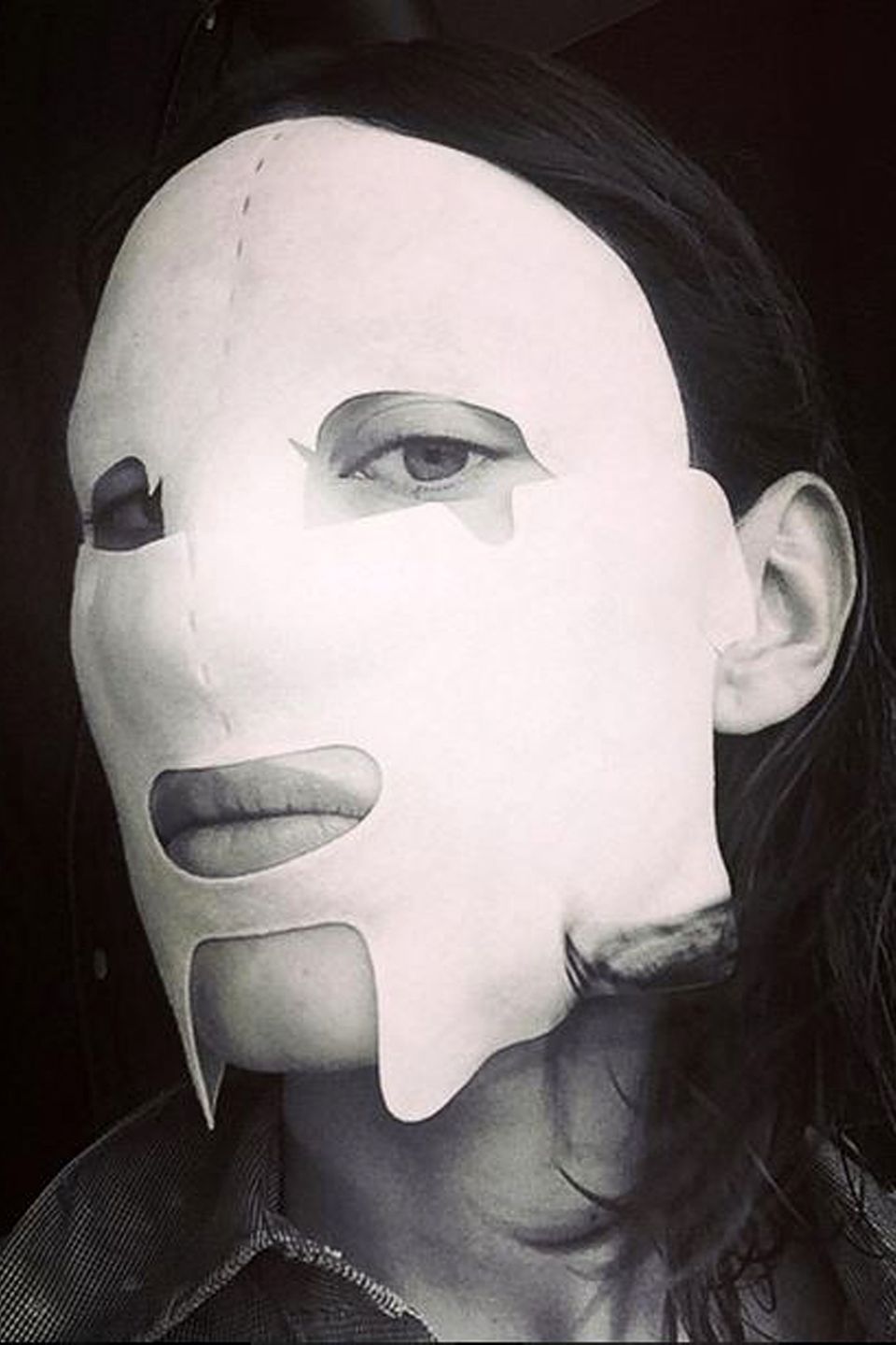 Ein wenig sieht It-Girl Alexa Chung mit der Maske ja aus wie ein Beauty-Schocker. Unter dem weißen Stoff verbergen sich pflegende Inhaltsstoffe, die die Haut zum Strahlen bringen.