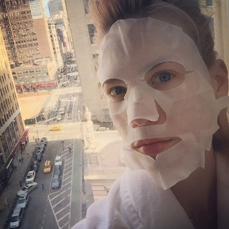 January Jones schickt morgendliche Grusel-Grüße aus New York City und glaubt mit der Beauty-Maske in 15 Minuten 10 Jahre jünger auszusehen. January Jones schickt morgendliche Grusel-Grüße aus New York City und glaubt mit der Beauty-Maske in 15 Minuten 10 Jahre jünger auszusehen.