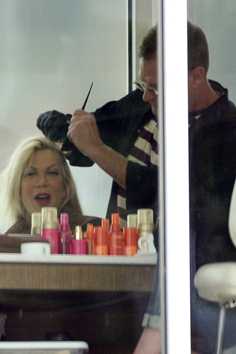 Tori Spelling lässt ihre blonde Farbe beim Friseur in Los Angeles auffrischen.