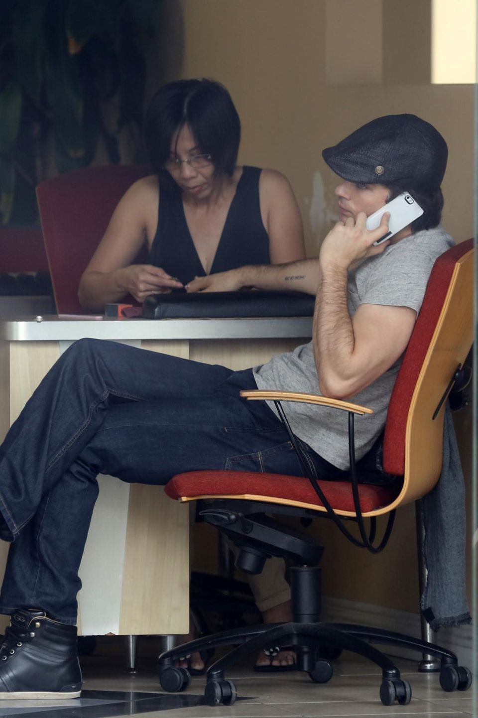 Ian Somerhalder lässt sich in Santa Monica während des Telefonierens die Nägel machen.