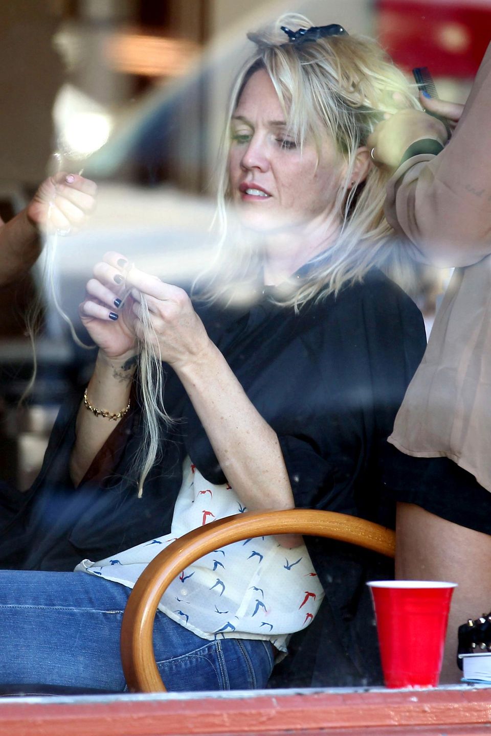 Jennie Garth legt bei ihrer Haarverlängerung selbst mit Hand an.