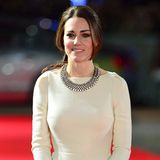 Eine Augenweide im schlichten, cremefarbenen Keid von Roland Mouret ist Herzogin Catherine bei der Premiere von "Mandela: Der lange Weg zur Freiheit" in London.