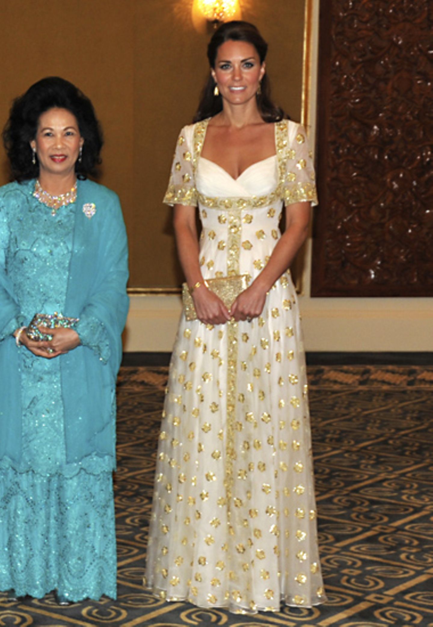Ein gold-weißes Alexander-McQueen-Kleid hat sich Catherine für das Staatsbankett in Malaysia ausgesucht.