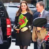Zum Besuch von New Yorks First Lady Chirlane McCray hat sich Catherine für einen schwarzen Mantel im Retro-Look mit weißem Kragen und Manschetten ausgesucht.