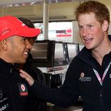 10. Juli 2011: Prinz Harry im Gespräch mit Formel 1-Fahrer Lewis Hamilton beim Rennen sin Silverstone.