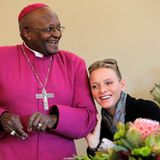 8. Juli 2011: Fürstin Charlene lauscht den Worten von Archbischof Desmond Tutu im "HIV Foundation Youth Center" in Masiphumelele