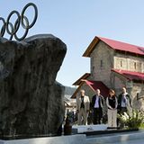 19. September 2011: Als IOC-Mitglied besucht Fürst Albert II. das Grab vom georgischen Rennrodler Nodar Kumaritaschwili, der im