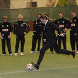 10. März 2011: Prinz Daniel besucht eine Sport- und Fußballschule in Malmö und lässt es sich nicht nehmen, selbst einmal zu kick