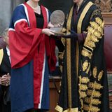 26. September 2011: J.K. Rowling übergibt Prinzessin Anne den "Benefactors Award" der Universität im schottischen Edinburgh.